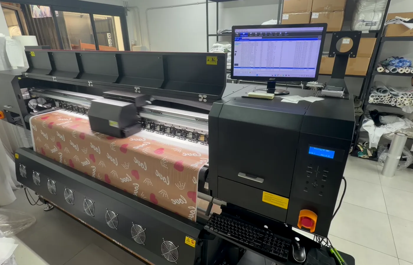 Equipo de impresión textil en operación