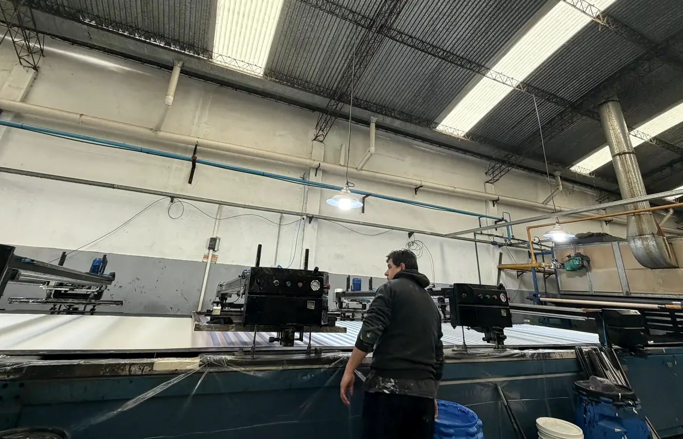 Operario de JJTEX trabajando en la línea textil