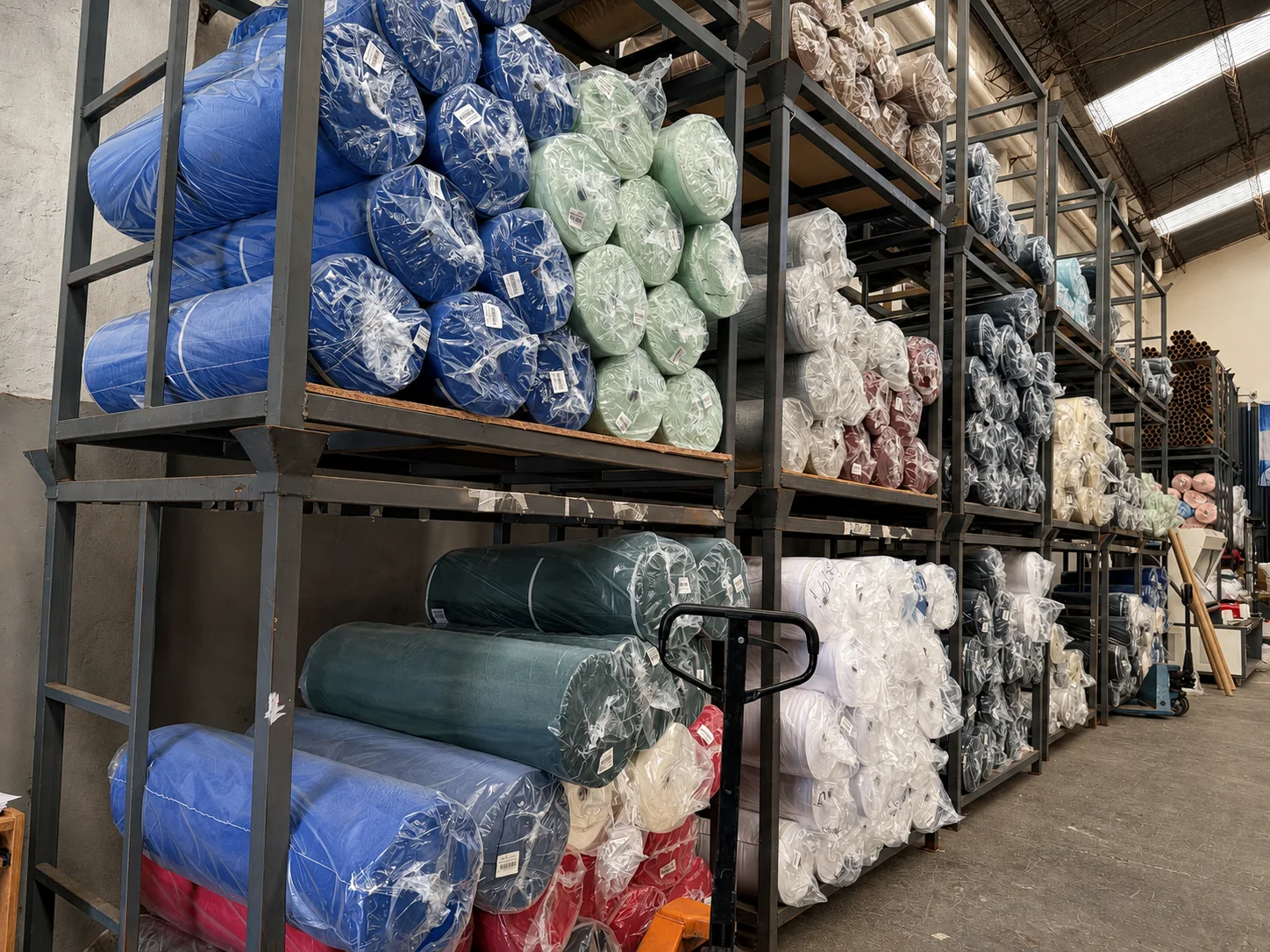 Stock de telas de distintos colores en JJTEX